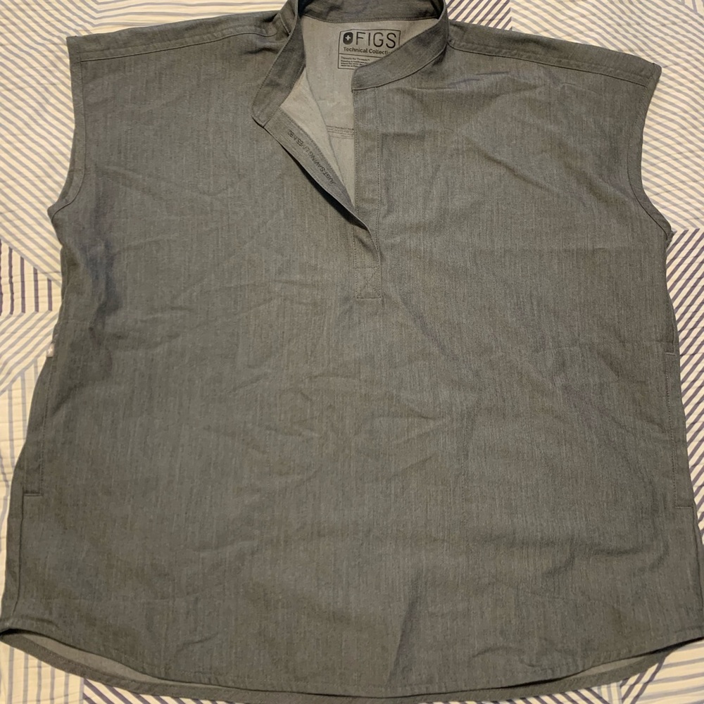 FIGS Rafaela Oversized scrub top with pockets. Size M.